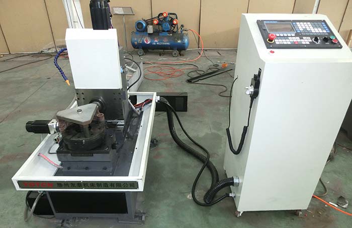 馬(mǎ)蹄鐵專用機床實(shi)物圖