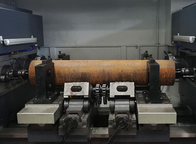 大型(xíng)銑端面(miàn)打中心(xīn)孔機床(chuang)裝夾示(shi)意圖